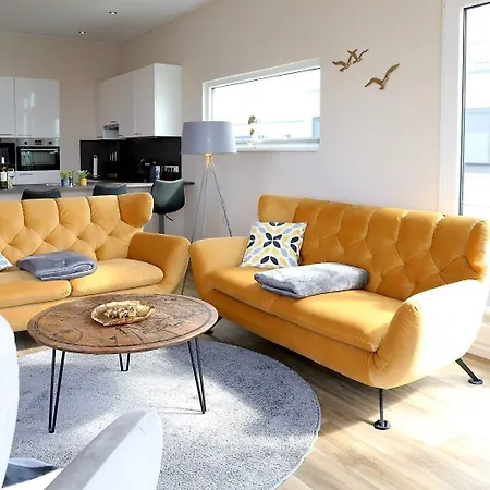 Hausboot Bernstein Botel Ribnitz-Damgarten